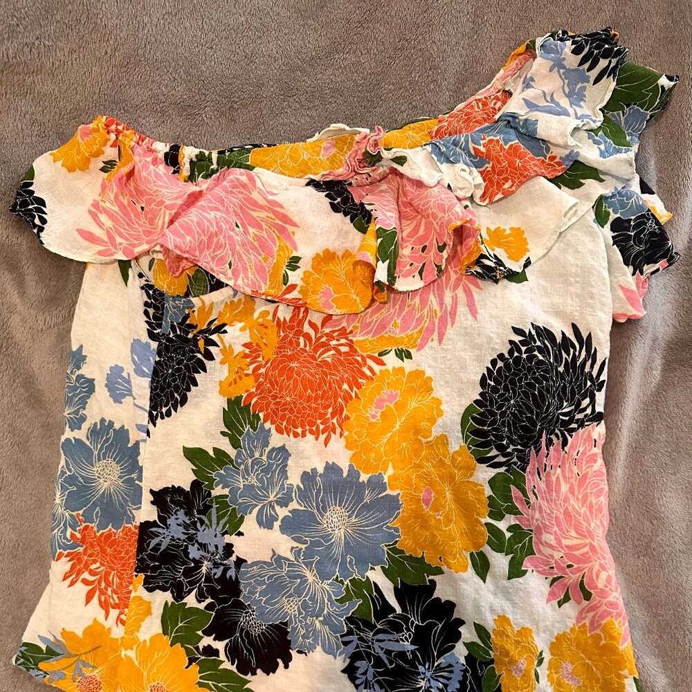 Very cute, ruffle detail and lightweight Entro one shoulder top